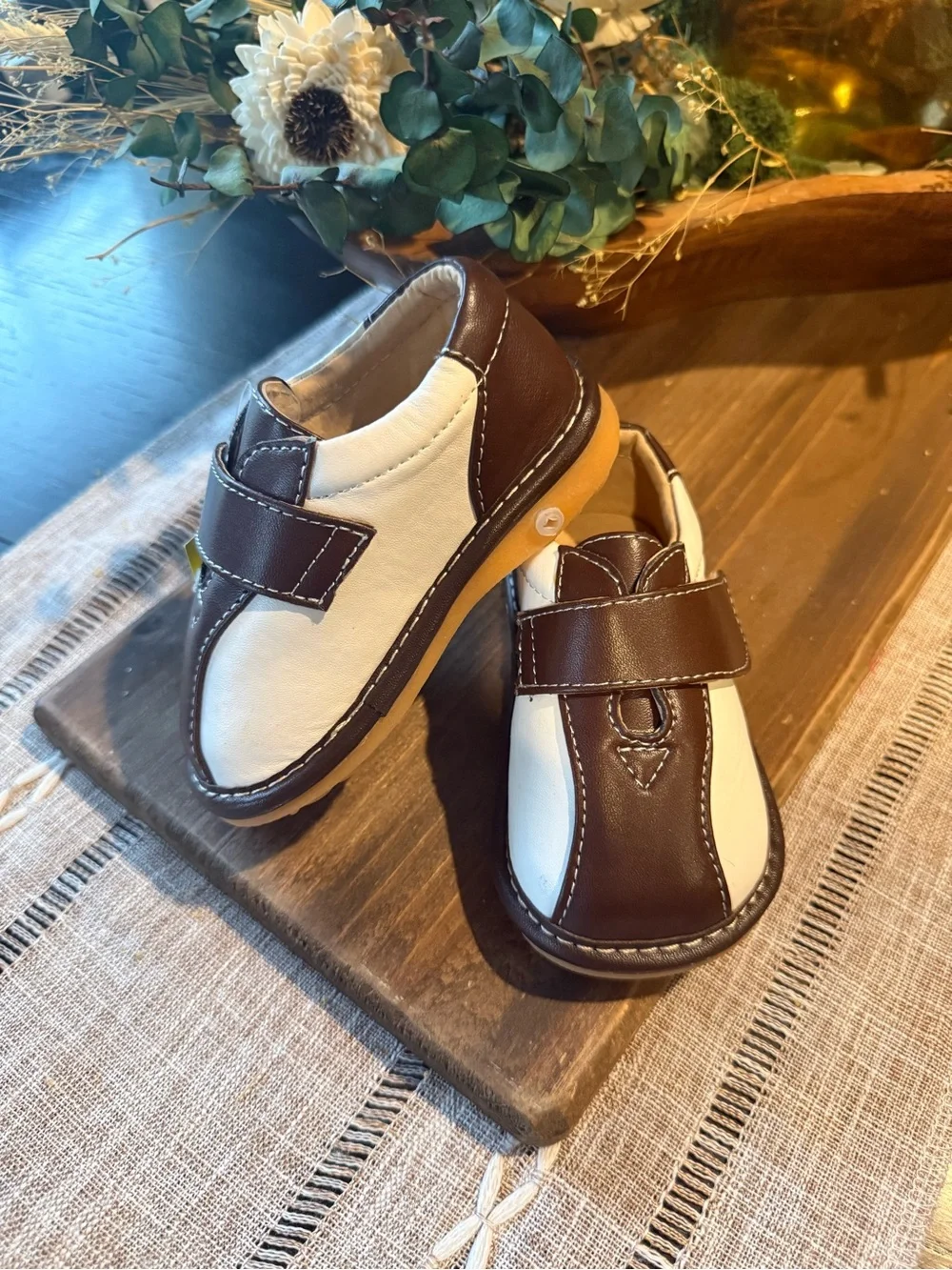 Squeak boutique infant brown and white saddle shoes in size 6